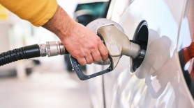 Benzina nu se oprește din scumpire, iar motorina scade ușor din preț. Cât vor costa mâine carburanții